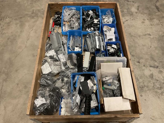 Partij installatiemateriaal - afbeelding 1 van  3