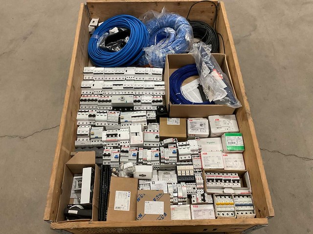 Partij installatiemateriaal - afbeelding 1 van  11