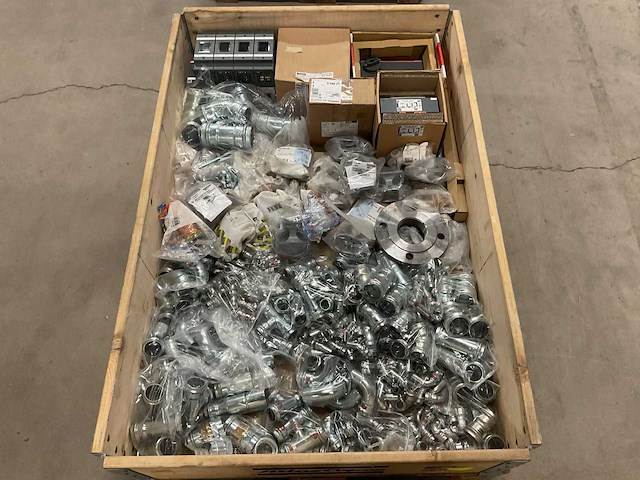 Partij installatiemateriaal - afbeelding 1 van  8