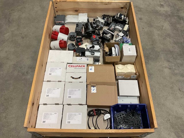 Partij installatiemateriaal - afbeelding 1 van  7