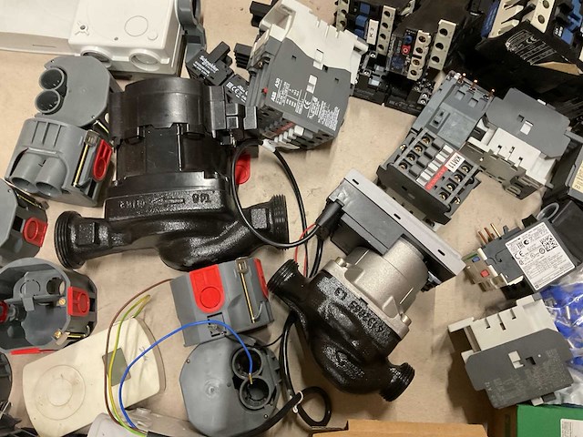 Partij installatiemateriaal - afbeelding 4 van  7