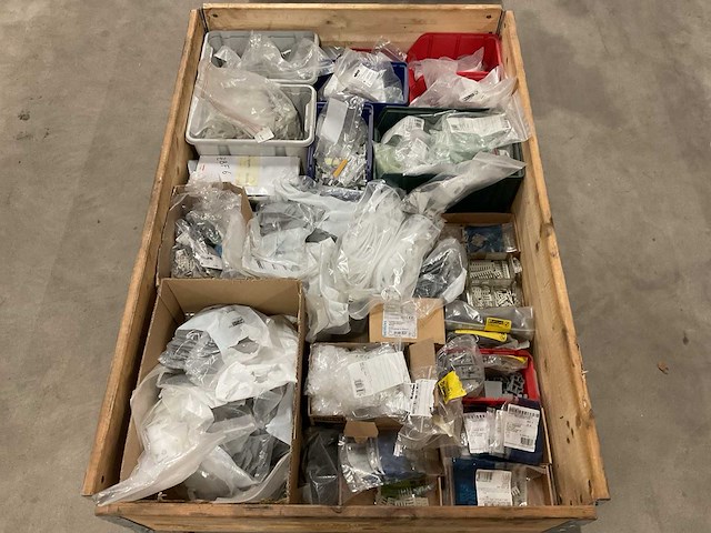 Partij installatiemateriaal - afbeelding 1 van  9