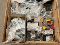 Partij installatiemateriaal - afbeelding 2 van  9