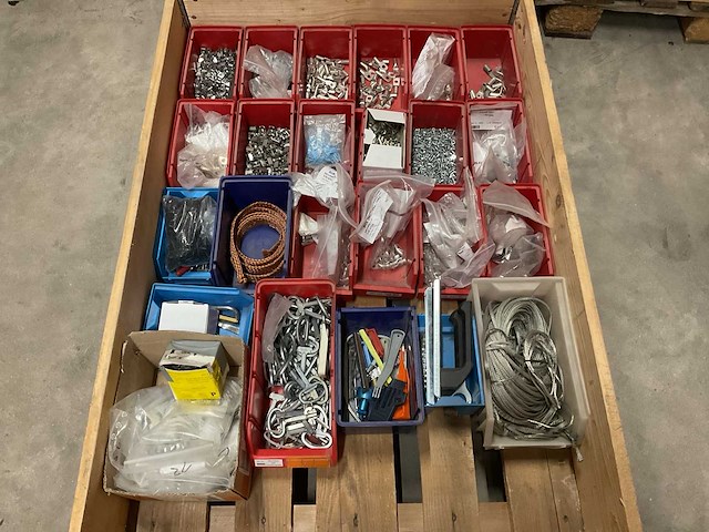 Partij installatiemateriaal - afbeelding 1 van  3