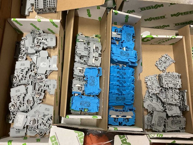 Partij installatiemateriaal - afbeelding 2 van  12