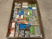 Partij installatiemateriaal - afbeelding 1 van  12
