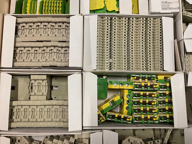 Partij installatiemateriaal - afbeelding 2 van  11