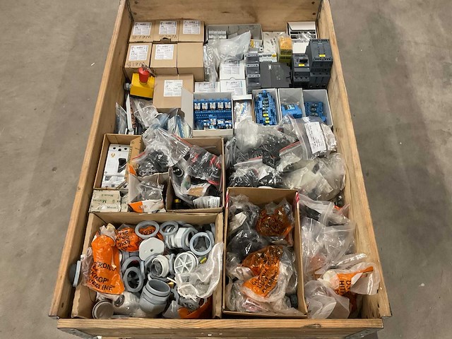 Partij installatiemateriaal - afbeelding 1 van  14