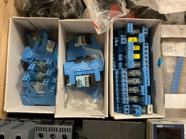 Partij installatiemateriaal - afbeelding 13 van  14