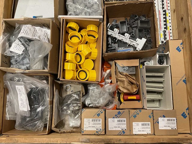 Partij installatiemateriaal - afbeelding 2 van  9