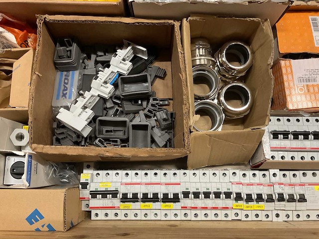 Partij installatiemateriaal - afbeelding 6 van  9