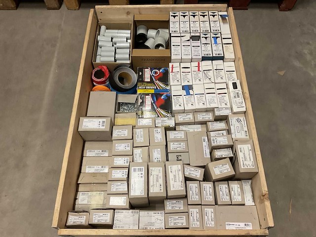 Partij installatiemateriaal - afbeelding 1 van  11