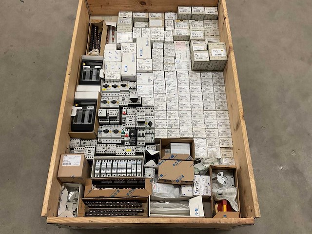 Partij installatiemateriaal - afbeelding 1 van  12