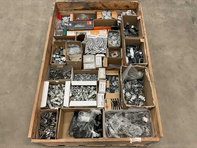 Partij installatiemateriaal - afbeelding 1 van  9