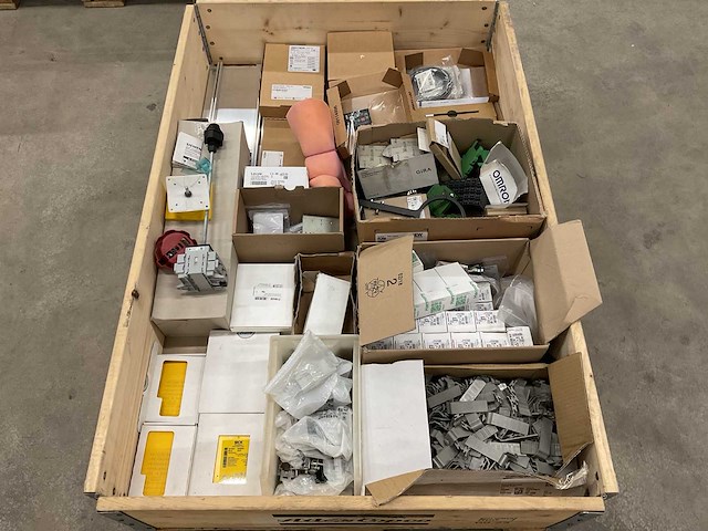 Partij installatiemateriaal - afbeelding 1 van  10