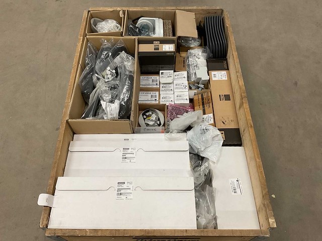 Partij installatiemateriaal - afbeelding 1 van  10