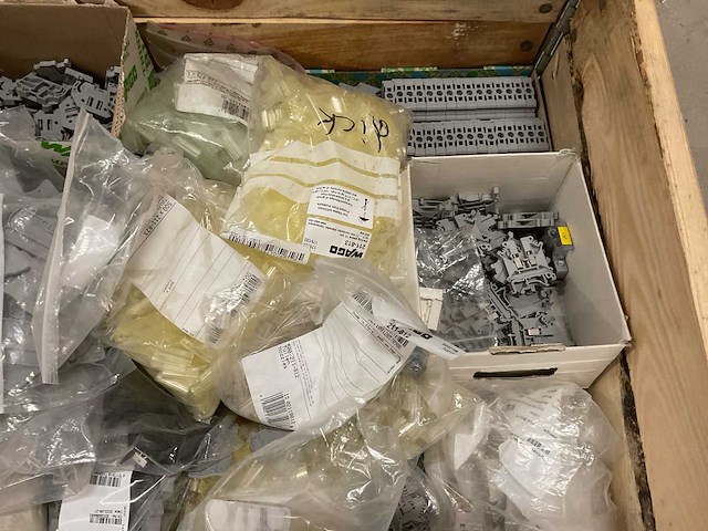 Partij installatiemateriaal - afbeelding 2 van  10