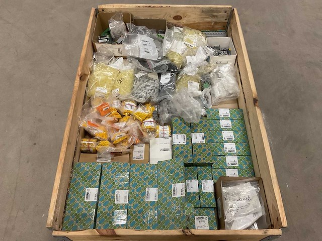 Partij installatiemateriaal - afbeelding 1 van  10