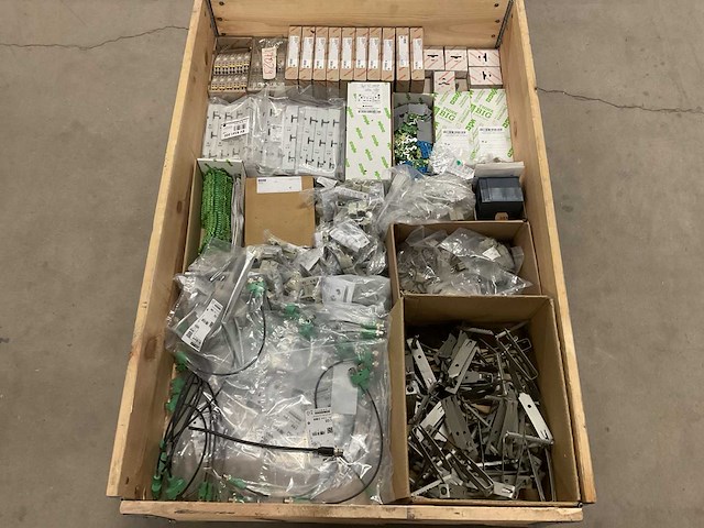 Partij installatiemateriaal - afbeelding 1 van  8