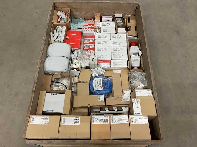 Partij installatiemateriaal - afbeelding 1 van  13