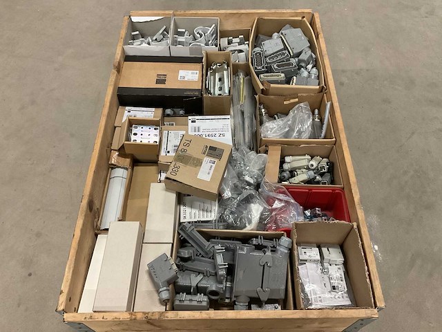 Partij installatiemateriaal - afbeelding 1 van  11