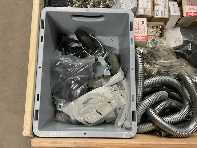 Partij installatiemateriaal - afbeelding 2 van  9
