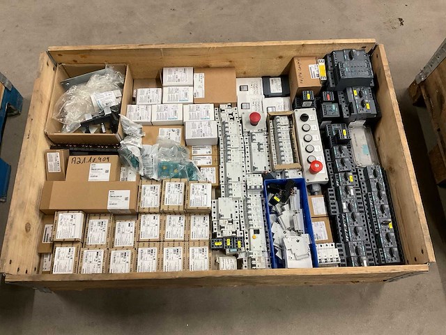 Partij installatiemateriaal - afbeelding 1 van  9