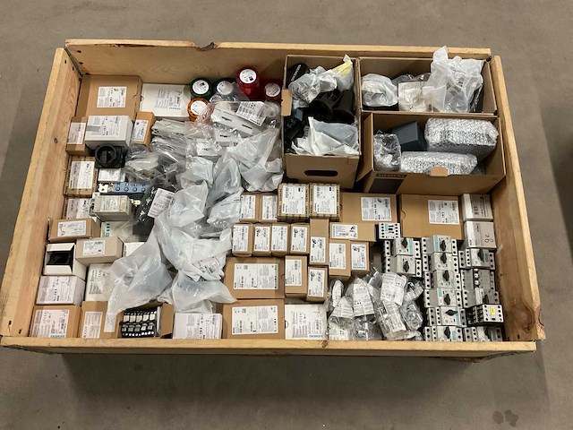 Partij installatiemateriaal - afbeelding 1 van  13