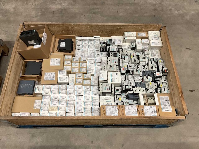 Partij installatiemateriaal - afbeelding 1 van  10