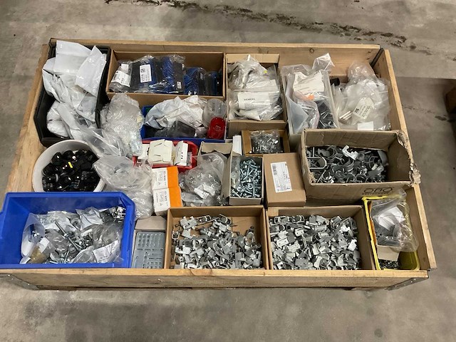 Partij installatiemateriaal - afbeelding 1 van  9