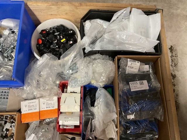 Partij installatiemateriaal - afbeelding 8 van  9