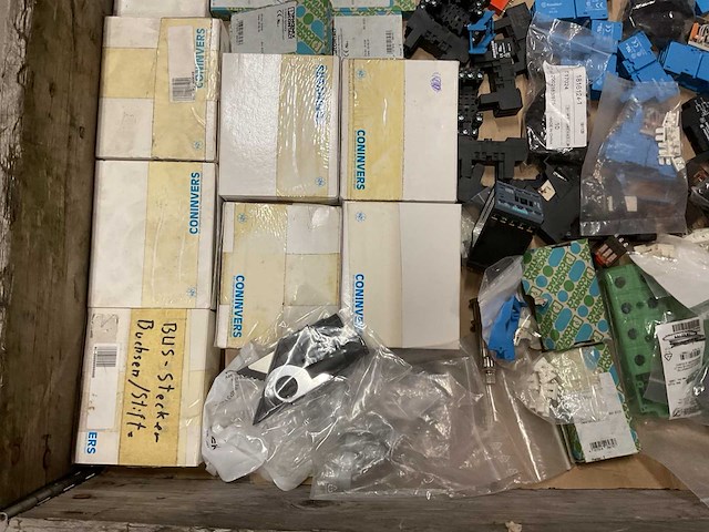 Partij installatiemateriaal - afbeelding 2 van  9