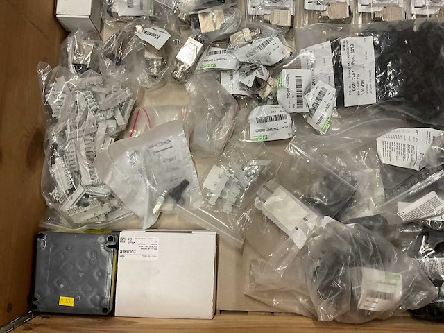 Partij installatiemateriaal - afbeelding 2 van  9