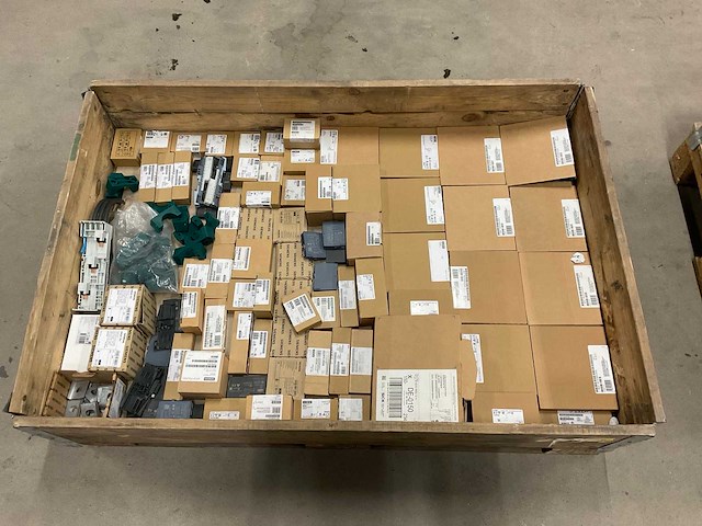 Partij installatiemateriaal - afbeelding 1 van  9