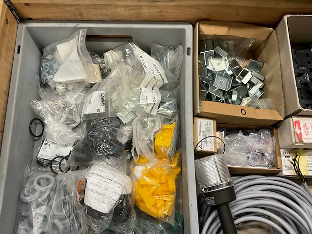 Partij installatiemateriaal - afbeelding 2 van  9