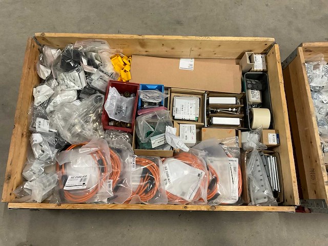 Partij installatiemateriaal - afbeelding 1 van  9