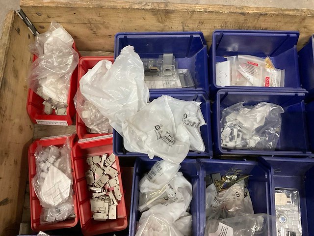 Partij installatiemateriaal - afbeelding 2 van  7