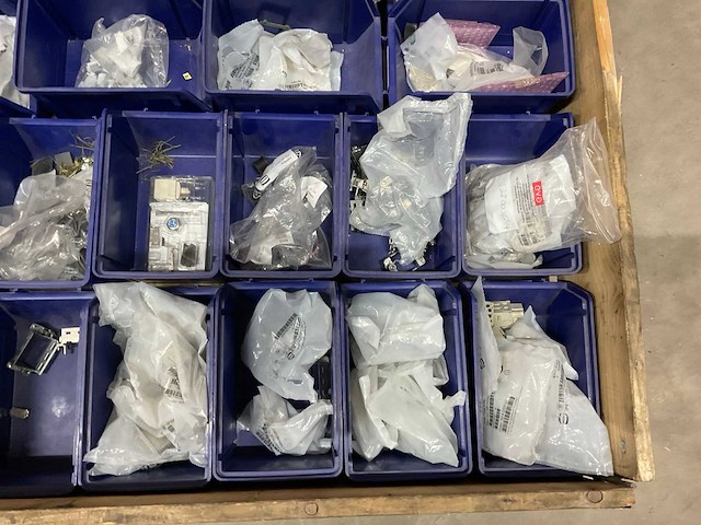 Partij installatiemateriaal - afbeelding 7 van  7