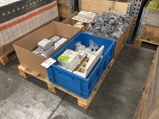 Partij installatiemateriaal - afbeelding 1 van  6