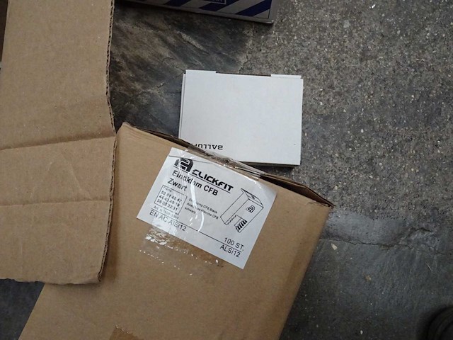 Partij installatiemateriaal - afbeelding 17 van  18