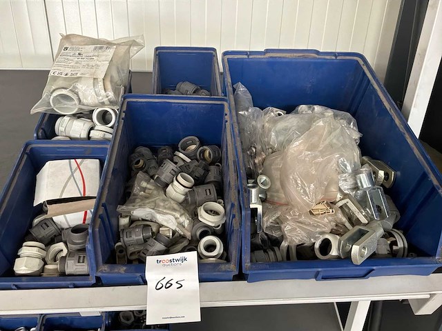 Partij installatiemateriaal - afbeelding 1 van  6