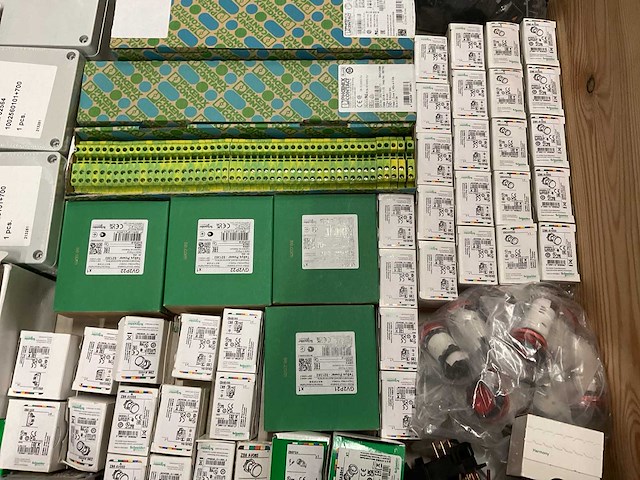 Partij installatiemateriaal - afbeelding 12 van  12