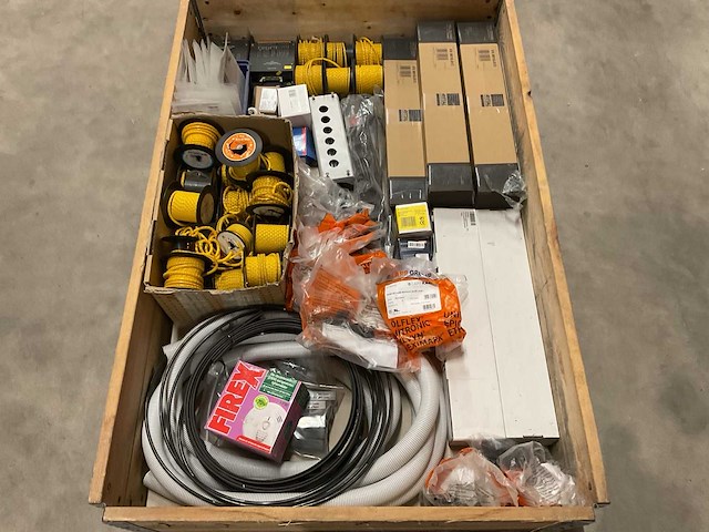 Partij installatiemateriaal - afbeelding 1 van  10