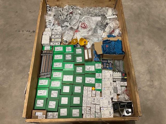 Partij installatiemateriaal - afbeelding 1 van  9