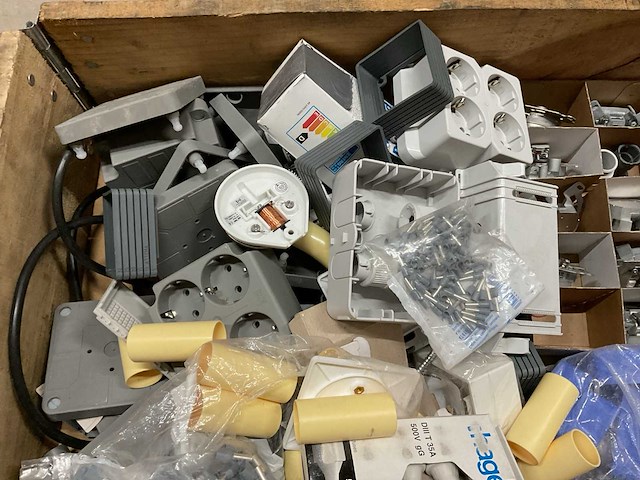 Partij installatiemateriaal - afbeelding 4 van  8