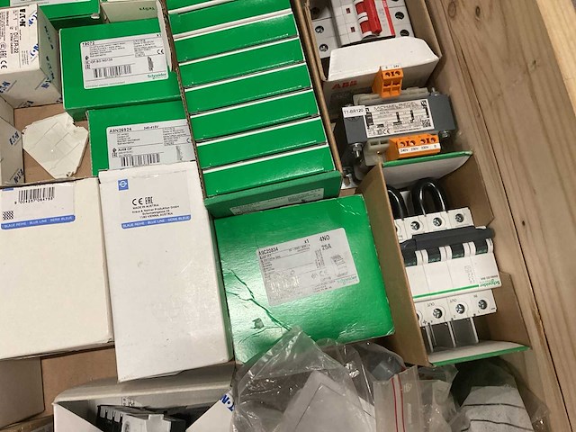 Partij installatiemateriaal - afbeelding 2 van  15