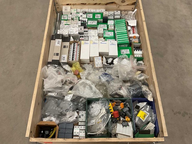 Partij installatiemateriaal - afbeelding 1 van  15