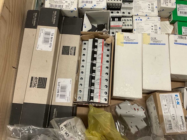 Partij installatiemateriaal - afbeelding 14 van  15