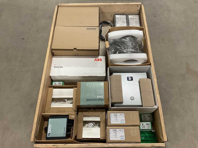 Partij installatiemateriaal - afbeelding 1 van  14