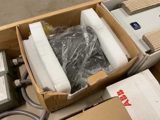 Partij installatiemateriaal - afbeelding 14 van  14